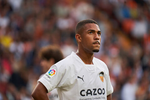 Громкий скандал в Испании: грабители избили девушку футболиста, а дом – ограбили