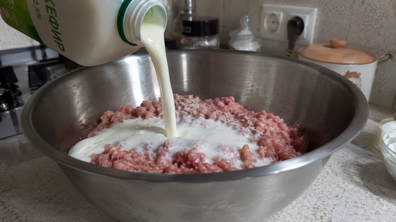Заливаю фарш кефиром и готовлю вкуснятину вместо надоевших котлет — сочнее и проще