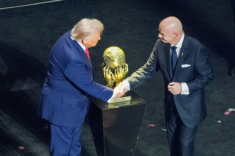 Трамп и Инфантино вручат Кубок мира победителю после финала