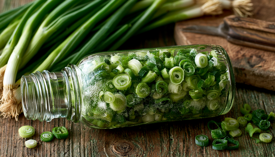 Зелёный лук на зиму — никакой соли и масла, только чистый вкус лета. Зимой добавляю в суп — и он пахнет свежестью