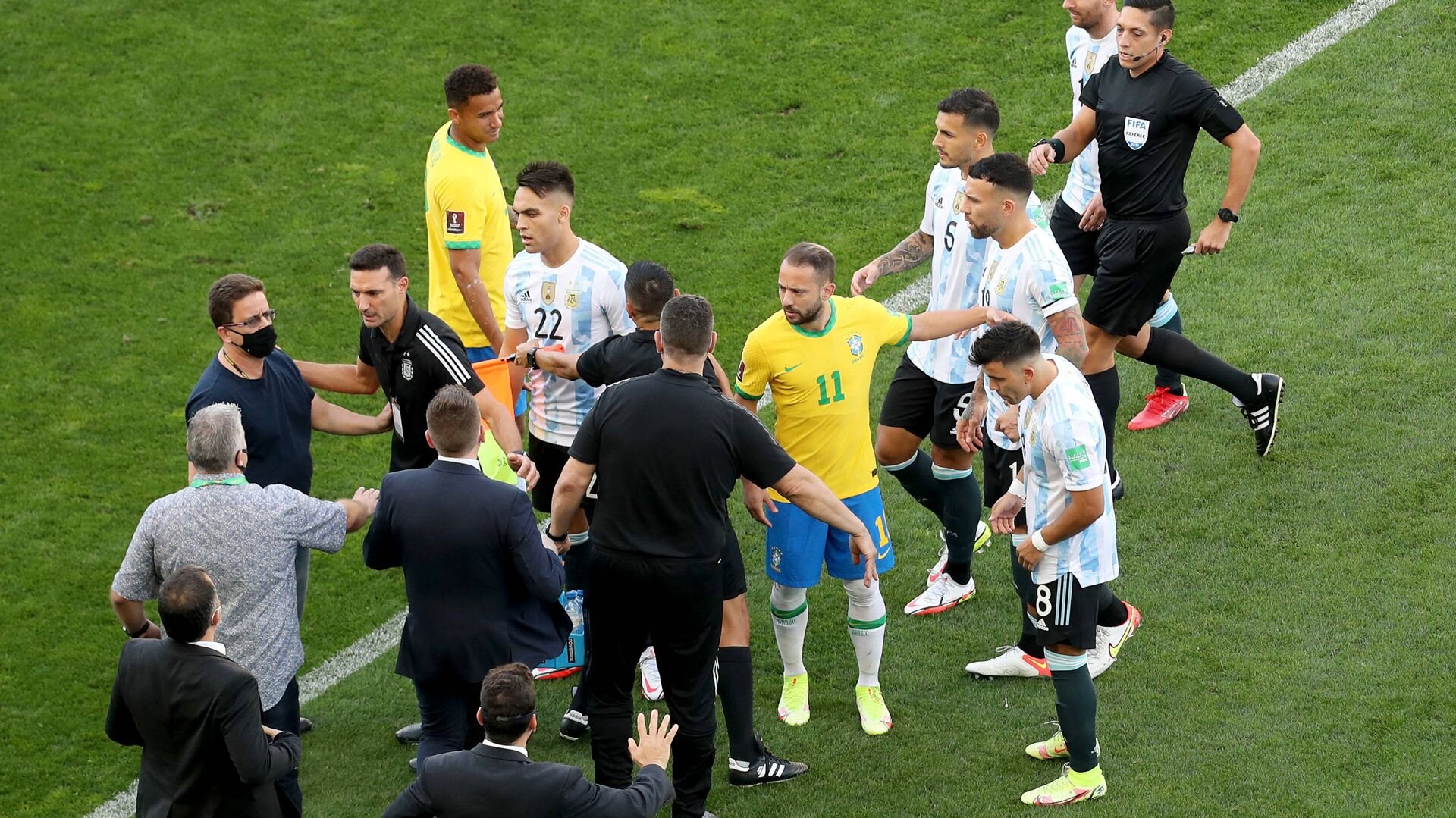 Почему прервали матч. Мората футболист упал. Пайет в матче с лионом. Швейцария против дании. Почему прервали матч.